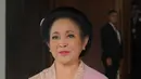 Titiek Soeharto tampil fun dan playful di hari pelantikannya. Ia mengenakan kebaya brokat yang dilengkapi selendang serba warna pink. Kebayanya kemudian dipadukan dengan tas Gucci warna senada. [@bobbykertanegara].