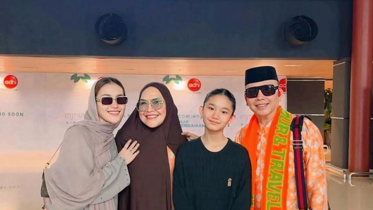 Model Gamis Ayu Ting Ting saat Antar Orang Tua Berangkat Umroh, Simpel Cocok untuk Sehari-hari
