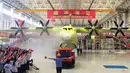 Pesawat amfibi AG600 saat diluncurkan di Zhuhai, Guangdong, China, (23/7). Pesawat amfibi AG600 memiliki panjang 40 m dan rentang sayap 40m dan menggunakan 4 mesin turboprop WJ-6 dan mampu terbang sejauh 2.800 mil atau 4.500 km. (AFP PHOTO/STR/Cina OUT)