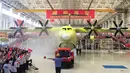 Pesawat amfibi AG600 saat diluncurkan di Zhuhai, Guangdong, China, (23/7). Pesawat amfibi AG600 memiliki panjang 40 m dan rentang sayap 40m dan menggunakan 4 mesin turboprop WJ-6 dan mampu terbang sejauh 2.800 mil atau 4.500 km. (AFP PHOTO/STR/Cina OUT)