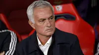 Pelatih kepala SL Benfica asal Portugal #00, Jose Mourinho, terlihat sebelum pertandingan liga Portugal antara SL Benfica dan Casa Pia AC di Estadio da Luz di Lisbon pada 9 November 2025. (FILIPE AMORIM/AFP)