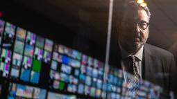 Yiannis Exarchos, CEO Olympic Broadcasting Services (OBS), terlihat di jendela saat ia berpose untuk foto setelah wawancara dengan AFP di studio OBS, International Broadcast Center (IBC), Tokyo pada 28 Juli 2021. selama Olimpiade Tokyo 2020.
(AFP/Philip Fong)