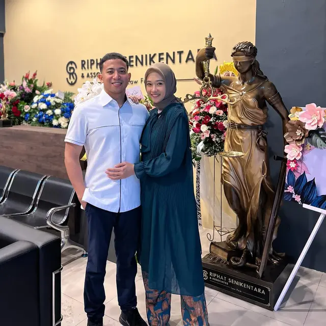 Potret Ragahdo dan Riphat Senikentara Suami Poppy Bunga