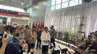 Presiden Joko Widodo (Jokowi) menjajal langsung kereta Lintas Rel Terpadu atau LRT dari Stasiun Harjamukti ke Stasiun Taman Mini. (Liputan6.com/Radityo Priyasmoro)