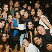Kemeriahan pesta ultah Gita Janu semakin terasa dengan hadirnya sederet artis Tanah Air. Kakak ipar Nia Ramadhani itu begitu bahagia karena bisa merayakan hari bertambahnya usia bersama para sahabat yang sebagian besarnya berasal dari kalangan selebritis. (Liputan6.com/IG/@gitajanu)