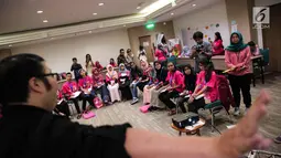 Suasana pelatihan dasar kepemimpinan kepada 21 calon menteri cilik di Jakarta, Senin (9/10). Pelatihan ini membahas isu-isu hak anak dan kesetaraan gender, terutama isu yang berkaitan dengan pencegahan perkawinan usai anak. (Liputan6.com/Faizal Fanani)