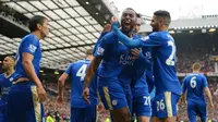 Para pemain Leicester City melakukan selebrasi setelah kapten Wes Morgan mencetak gol ke gawang Manchester United, Minggu (1/5/2016). (Reuters/Carl Recine)