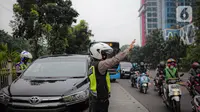 Anggota polisi melakukan penindakan kepada sebuah kendaraan saat ganjil genap di kawasan Jalan D.I Panjaitan, Jakarta, Senin (6/6/2022). Perluasan ganjil genap juga sesuai dengan Pergub DKI Jakarta Nomor 88 Tahun 2019. (Liputan6.com/Faizal Fanani)