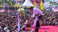 Calon Presiden Jokowi menerima jaket dari seorang bocah saat berkampanye di Kupang, NTT. (Liputan6.com/Ola Keda)