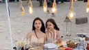 Diketahui, kini anak kandung dan anak sambung Cut Tari sedang libur sekolah. Kesempatan ini dipakai pemain sinetron  Raja dan Aku itu liburan. Mereka hanya liburan bertiga lewat momen girls trip. (Liputan6.com/IG/@cuttaryofficial)