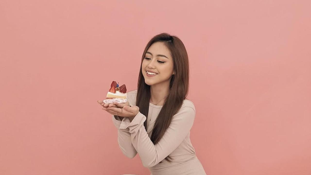 Gaya Pemotretan Terbaru Sisca Saras di Momen Ulang Tahun, Tampil Cantik dengan Gaun Warna Nude