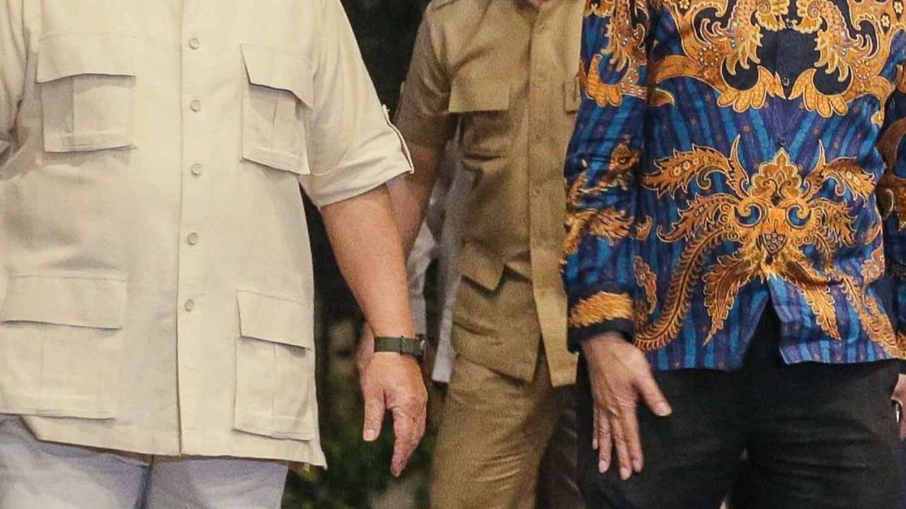 FOTO: Politisi PDIP Budiman Sudjatmiko Sumringah Malam-Malam Temui Prabowo di Kertanegara, Lagi Bahas Apa Ya?
