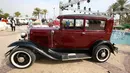 Sebuah mobil Ford model A 1931 ditampilkan dalam pameran mobil klasik di Marina Crescent, Kuwait City, Kuwait, 29 Oktober 2021. (YASSER AL-ZAYYAT/AFP)