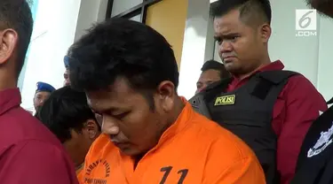 Polres Tangerang Selatan membongkar komplotan pencuri kendaraan bermotor. Modus operandinya dengan menyamar sebagai penjual nasi goreng. Aksi pencurian ini dilakukan selama 3 bulan