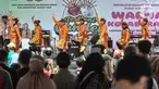 Tari tradisional Betawi saat tampil memeriahkan Festival Condet 2022 di Lapangan Gedong, Condet Raya, Jakarta Timur, Minggu (4/9/2022). Setelah sempat ditiadakan selama dua tahun akibat pandemi, Festival Condet kembali digelar dengan mengusung tema "Warna Kolaborasi" yang berlangsung hingga Minggu (4/9) malam dengan harapan dapat melestarikan budaya Betawi sekaligus memperkenalkan kepada masyarakat milenial. (merdeka.com/Iqbal S. Nugroho)