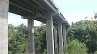 Jembatan Cisomang retak (Abramena/Liputan6.com)