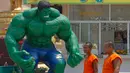 Dua orang biksu melintas di dekat patung "Hulk" di kuil Tamru di Samut Prakan, Thailand (3/3). Pihak Candi mengatakan telah menyiapkan patung-patung karakter komik Marvel untuk menarik pengunjung. (REUTERS/Chaiwat Subprasom)