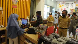 Wali Kota Bogor Bima Arya melakukan sidak di sebuah toko di kawasan Pasir Kuda, Bogor, Senin (4/5/2020). Penyegelan dua toko ini dilakukan karena pelanggaran zona PSBB jilid dua, dimana hanya toko sembako, apotik dan toko makanan yang diperbolehkan buka. (merdeka.com/Arie Basuki)