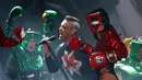 Penyanyi asal Inggris Robbie Williams bersama para penari cantik mengenakan sarung tinju dan pelindung kepala selama Festival Musik Corona Capital di Meksiko (17/11). (AP Photo/Eduardo Verdugo)