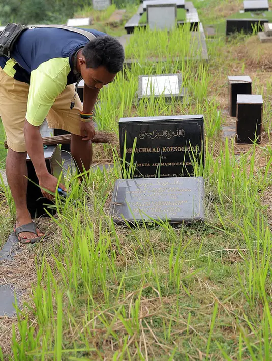 Sempat terkena pelebaran sungai makam Ida Kusumah di pindahkan satu liang lahat bersama orang tuanya. Menurut perawat makam, dulu makam artis senior itu dekat dengan sungai. (Deki Prayoga/Bintang.com)