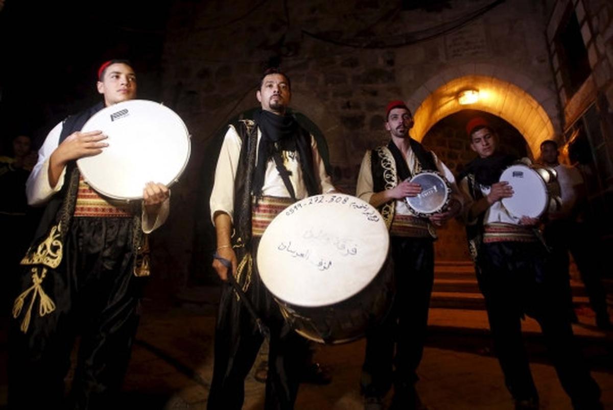 Cara unik pemuda Palestina bangunkan sahur dengan musik tradisional