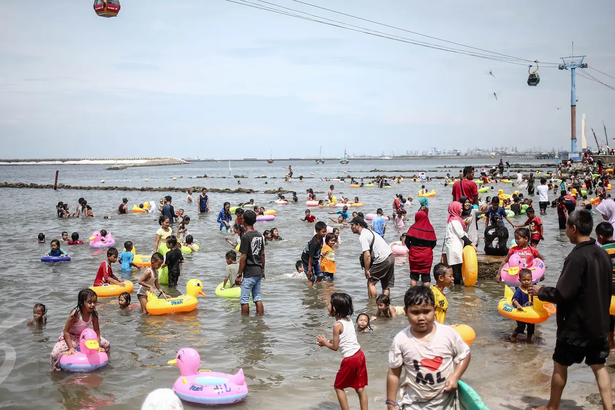 20161225- Libur Natal Warga Padati Pantai Ancol-Jakarta- Faizal Fanani