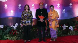 Wakil Presiden Amerika Serikat Kamala Harris (kiri) berfoto bersama Presiden Indonesia Joko Widodo atau Jokowi (tengah) dan Ibu Negara Iriana Widodo pada gala dinner KTT ke-43 ASEAN di Jakarta, Indonesia, Rabu (6/9/2023). (Mast IRHAM/POOL/AFP)