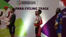 Pebalap sepeda Indonesia, M. Fadli Imammuddin (tengah) bersama pebalap Malaysia Mohd Najib dan Singh Harinder dari India usai meraih medali pada nomor 4000 meter individual pursuit C4 (tunadaksa), Jakarta Timur, Jumat (12/10). (Merdeka.com/Imam Buhori)