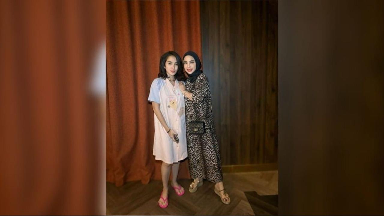 Kocak! Momen Ussy Sulistiawaty Rayakan Ultah ke-43 Bersama Para Sahabat, Tampil Mengenakan Daster