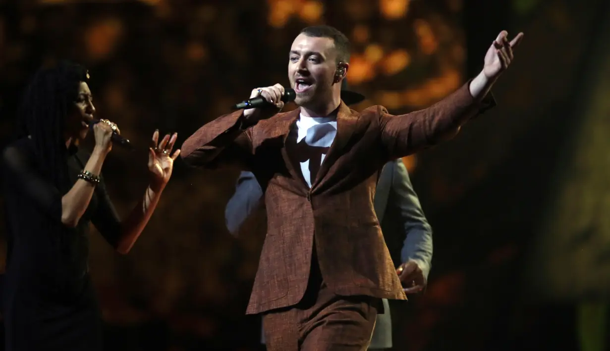 Aksi panggung penyanyi Sam Smith saat tampil menghibur penonton dalam acara Brit Awards 2018 di London, Rabu (21/2). (Joel C Ryan / Invision / AP)