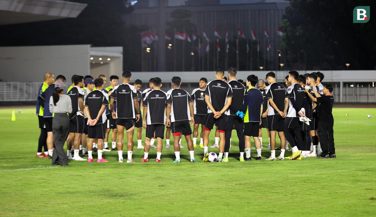 <p>Para pemain Timnas Indonesia melakukan briefing dalam sesi latihan skuad Timnas Indonesia di Stadion Madya, Senayan, Jakarta, Minggu (8/9/2024) sore jelang menghadapi Australia pada kualifikasi Piala Dunia 2026, Selasa 10 September 2024. (Bola.com/Abdul Aziz)</p>