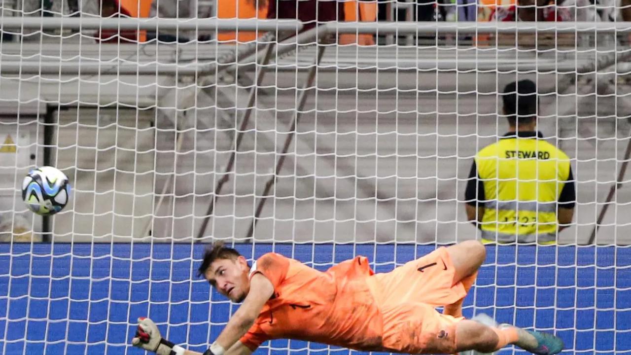 Kiper Timnas Prancis U-17, Paul Argney, melakukan aksi penyelamatan gawang saat drama adu penalti melawan Senegal U-17 pada babak 16 besar Piala Dunia U-17 2023 di Jakarta International Stadium (JIS), Rabu (22/11/2023).