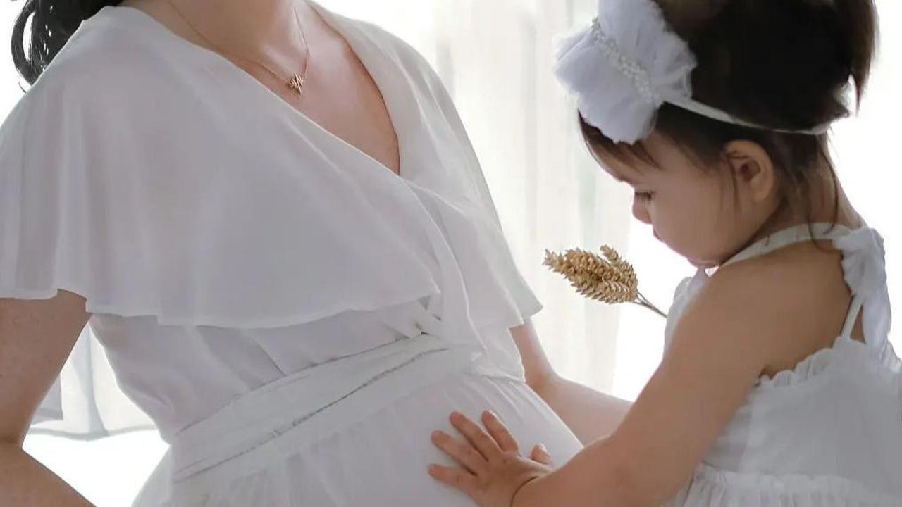 Chelsey Frank juga menjalani maternity shoot. Ia terlihat memesona saat mengenakan dress putih dan tampil kompak bersama sang putri tercinta.