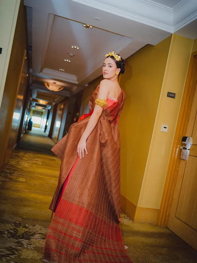 Intip busana tradisional yang pernah dipakai Mawar Eva.