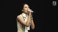 Penampilan penyanyi muda Maudy Ayunda pada Konser Diaspora Indonesia di Main Hall Kota Kasablanka, Jakarta, Sabtu (1/7). Maudy Ayunda menutup konser tersebut dengan sebuah tembang berjudul "Kejar Mimpi". (Liputan6.com/Herman Zakharia)