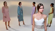Para model memeragakan kreasi busana dari koleksi Musim Semi/Panas 2021 Vivienne Hu dalam ajang New York Fashion Week (NYFW) di New York, Amerika Serikat, 15 September 2020. Di tengah pandemi COVID-19, sebagian besar peragaan busana dalam NYFW tahun ini digelar secara daring. (Xinhua/Mike Coppola)