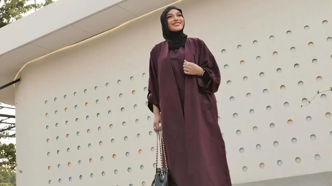 Inspirasi Outfit Hijab One Set ala Aurel Hermansyah (photo by instagram.com/aurelie_hermansyah)