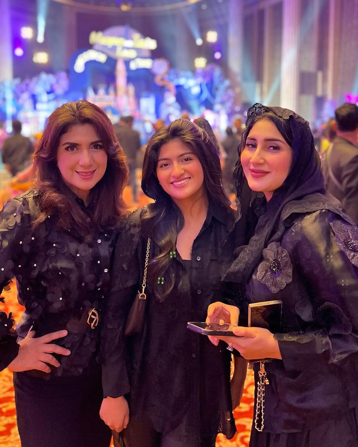 7 Potret Tania Nadira Bersama Ibu dan Adik yang Cantik Semua