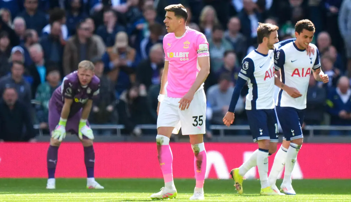 Tottenham Hotspur menang 3-1 lewat dua gol Brennan Johnson dan penalti Mathys Tel. Sedangkan tim tamu hanya bisa membalas lewat gol Mateus Fernandes. (Bradley Collyer/PA via AP)