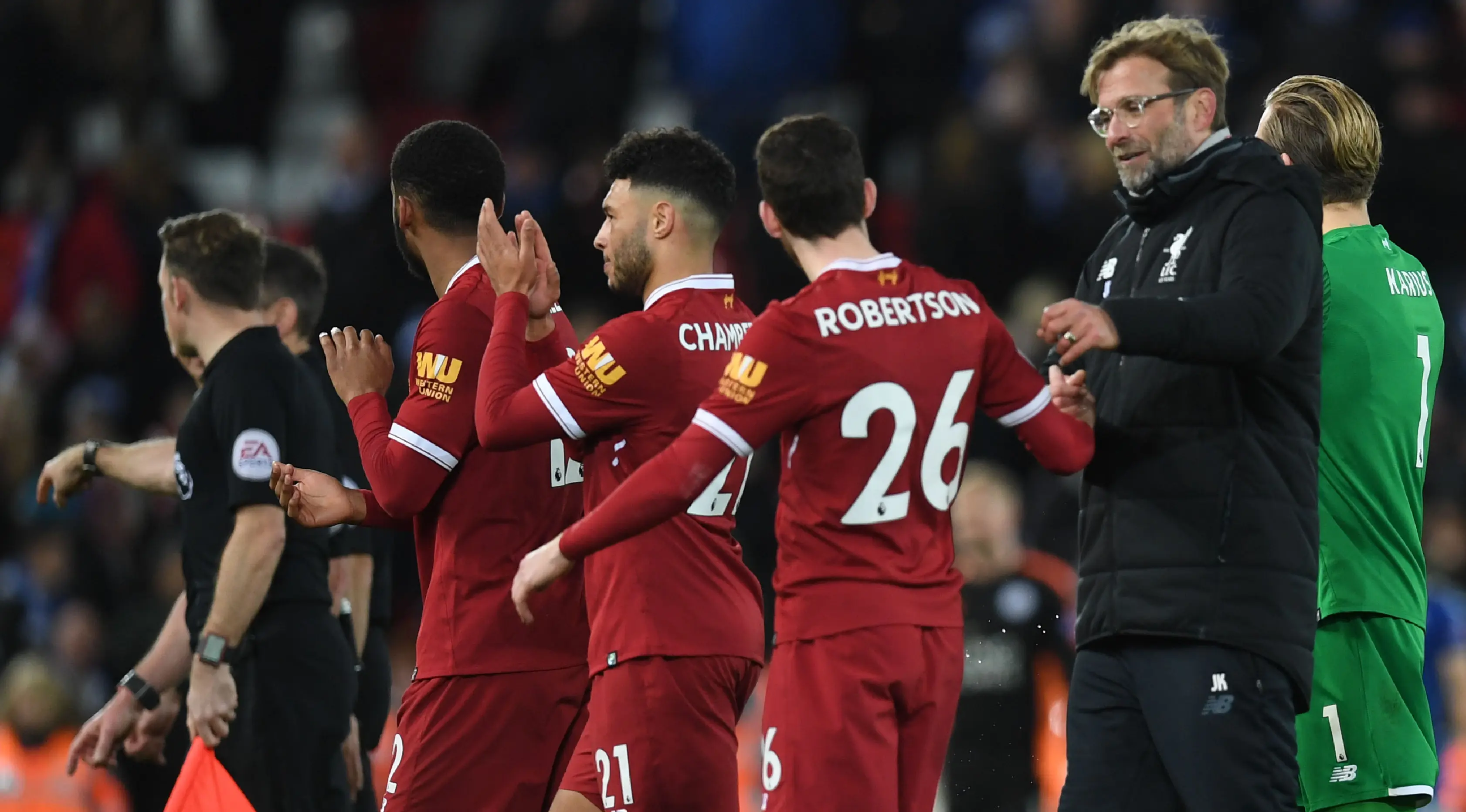 Manajer Liverpool, Jurgen Klopp mengucapkan selamat kepada timnya, Andrew Robertson seusai laga pekan ke-21 Premier League kontra Leicester City di Anfield, Sabtu (30/12). Liverpool menutup tahun 2017 dengan kemenangan 2-1. (Paul ELLIS / AFP)