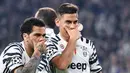 Pemain Juventus, Paulo Dybala (kanan)  merayakan golnya Dani Alves saat melawan FC Porto pada Babak 16 Besar Liga Champions di Juventus Stadium, (14/3/2017). Juventus menang 1-0. (EPA/Alessandro Di Marco)