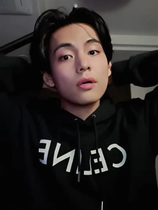 Sambil tersenyum nakal, Taehyung memulai sesi live dengan menjawab apa yang ada di pikiran semua orang, dengan mengatakan, "Aku sudah potong rambut!" (Foto: Weverse Live via Allkpop)