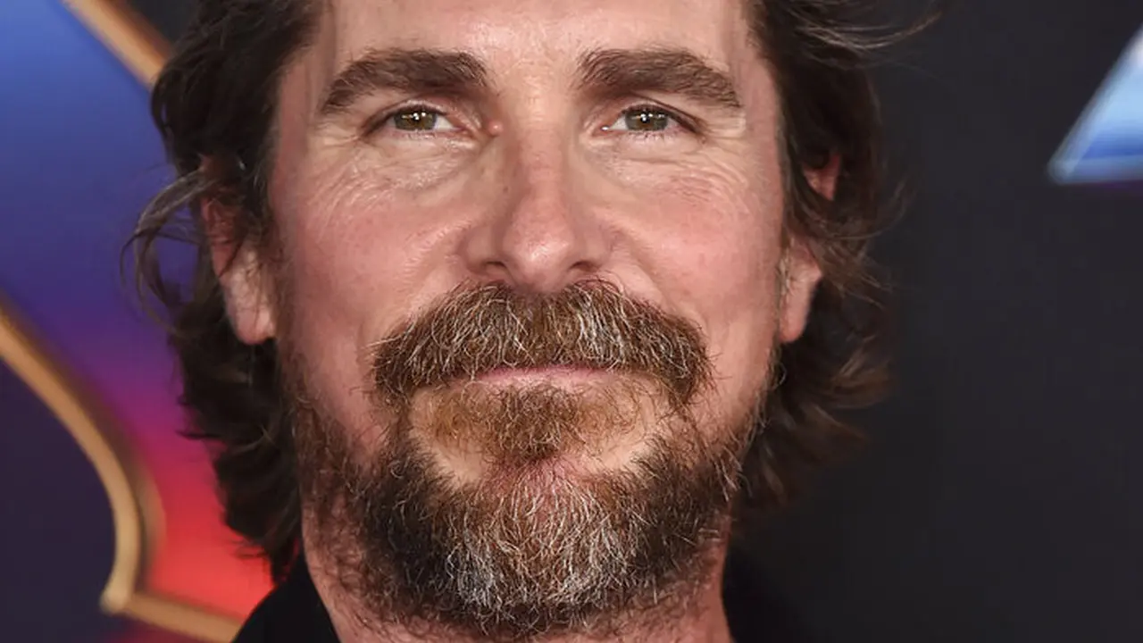 Christian Bale dalam premier Thor: Love and Thunder. (Jordan Strauss/Invision/AP)