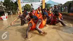 Petugas gabungan mengevakuasi warga menggunakan perahu karet di Perumahan Pondok Gede Permai, Bekasi, Jawa Barat, Kamis (21/4). (Liputan6.com/Immanuel Antonius)