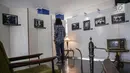 Pengunjung mengamati karya foto dalam pameran fotografi di Kampus Universitas Budi Luhur, Jakarta, Jumat (27/10). Pameran fotografi ini bertemakan 'Kebebasan Yang Dirindukan' menampilkan 17 karya foto. (Liputan6.com/Angga Yuniar)