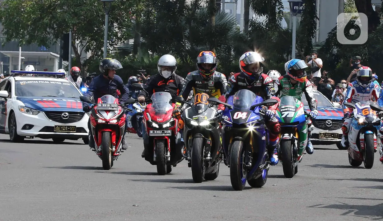 Parade pembalap MotoGP di kawasan Bundaran HI, Jakarta, Rabu (16/3/2022). Sebanyak 20 pembalap ikut ambil bagian. Sebagian besar merupakan rider yang akan tampil pada MotoGP Mandalika, 18-20 Maret 2022. (Liputan6.com/Herman Zakharia)