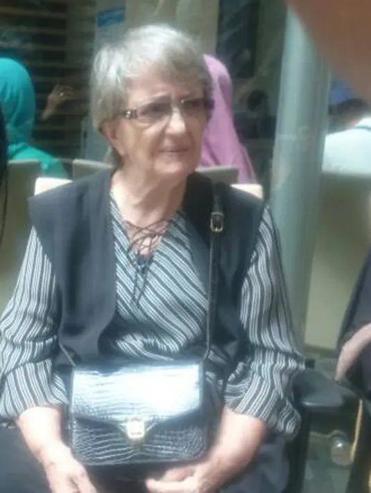 Sebelum jenazah Yana dibawa ke rumah duka RS Fatmawati, Jakarta Selatan, Swetlana Zein menceritakan keluhannya terkait kesulitan biaya untuk operasional kematian ini sampai pemakaman. (Bambang E.Ros/Bintang.com)