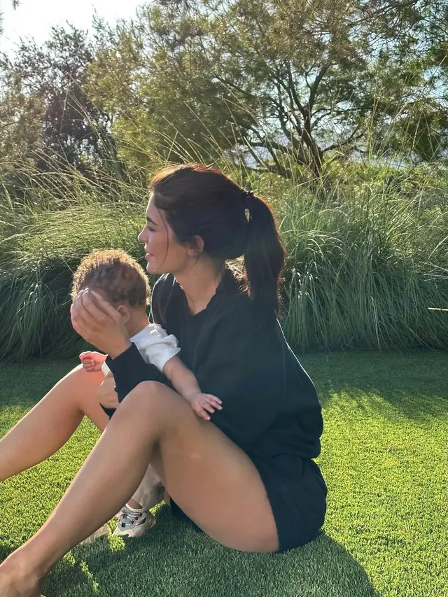 Kylie Jenner Go Public Pamer Wajah dan Nama Anak