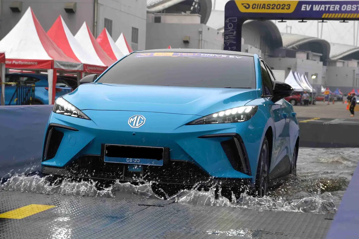 Mobil Listrik MG4 EV Bikin Penasaran Pengunjung di Arena Test Drive GIIAS 2023