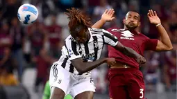 Juventus bermain menekan sejak dimulainya babak pertama. Hasilnya, Moise Kean (kiri) mampu mengancam gawang Torino saat laga baru berjalan tiga menit. Bidikannya dari dalam kotak penalti sayangnya masih melebar. (AFP/Marco Bertorello)